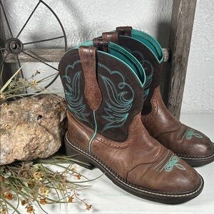 Ariat Women’s Heritage Western Mid Shaft Cowgirl Boots w/ Teal Stitching Size 8B